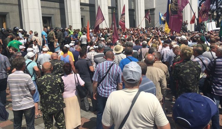 Штовханина біля Ради: могло бути й гірше