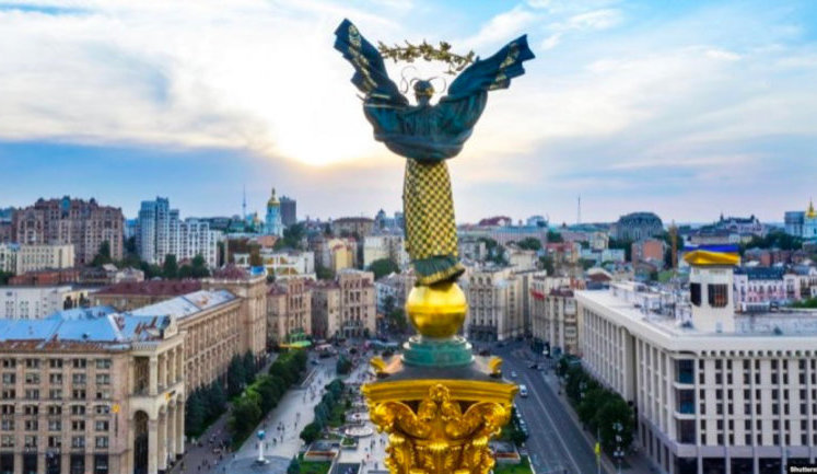 "Якби Київ був людиною, сьогодні я хотів би просто обійняти його і сказати: "Люблю тебе, старенький!" З днем народження, Києве!" - привітання Зеленського з Днем міста