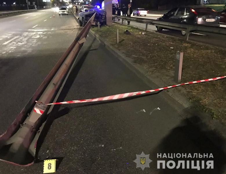 Смертельное ДТП в Киеве: металлический отбойник насквозь прошил ВАЗ 02