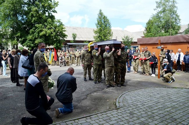 В Івано-Франківській області попрощалися з трагічно загиблою волонтеркою-парамедиком Іриною Шевчишин 23