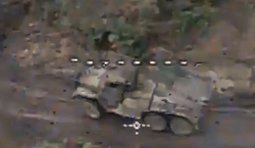 дрон атакує ворожу ціль