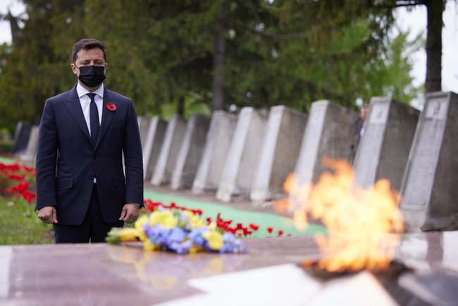 Зеленский и послы стран G7 и ЕС на Луганщине почтили память погибших в годы Второй мировой войны 02 Зеленский и послы стран G7 и ЕС на Луганщине почтили память погибших в годы Второй мировой войны 02