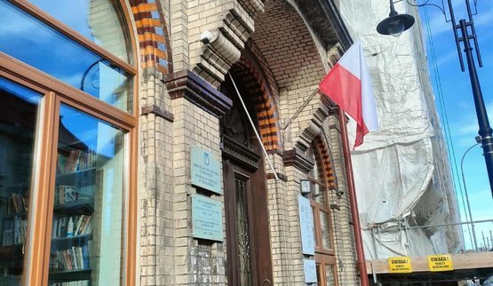 Прапор України зірвали з консульства у Польщі