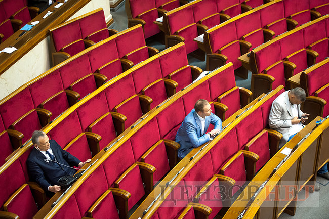 Ляшко і Богуслаєв вивчають газету, Семерак в оточенні нардепів та обійми Ричкової і Полторака, - день роботи ВР 18 травня 12