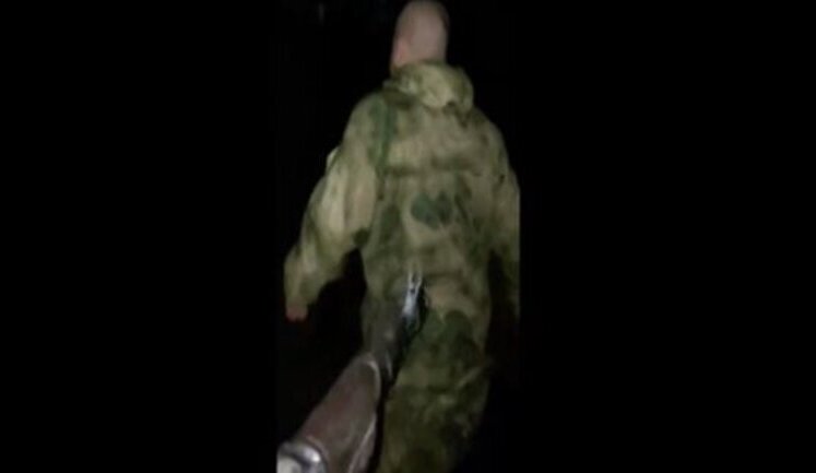 Украинский воин ведет пленного оккупанта и поет песню о воинах УПА: "Файна пісня?". ВИДЕО
