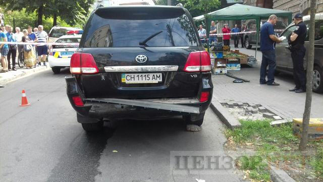 Explosion hits Toyota vehicle in Kyiv 02