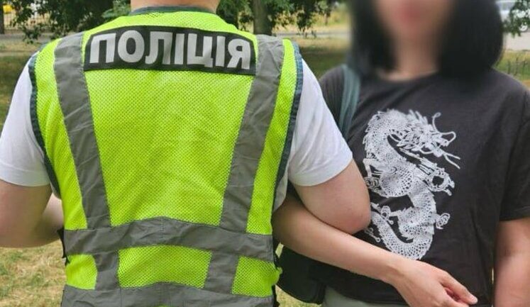 Правоохоронці знайшли дівчину, яка кричала в метро Києва проросійські гасла: та каже, що була п’яна. ФОТО