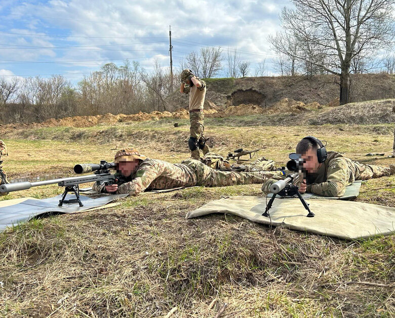 Командир снайперів Влад, позивний Санта: Проміж крапель ходжу поки. Бронік надирявили мені, таке було… 24
