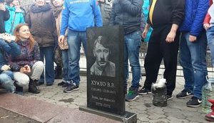 "Вова, не подведи!", - АвтоМайдан установил "надгробие" Путину возле посольства РФ в Киеве. ФОТОрепортаж