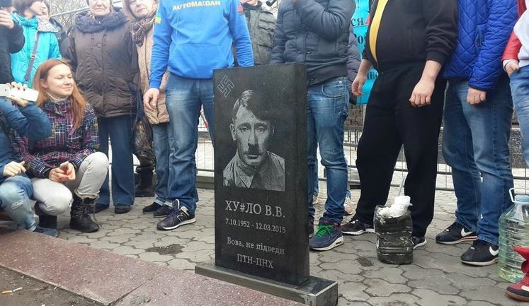 "Вова, не подведи!", - АвтоМайдан установил "надгробие" Путину возле посольства РФ в Киеве. ФОТОрепортаж
