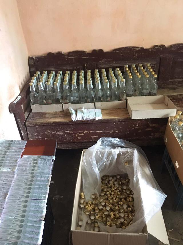 Налоговики на Львовщине пресекли производство фальсифицированного алкоголя и раскрыли сеть по его продаже 09