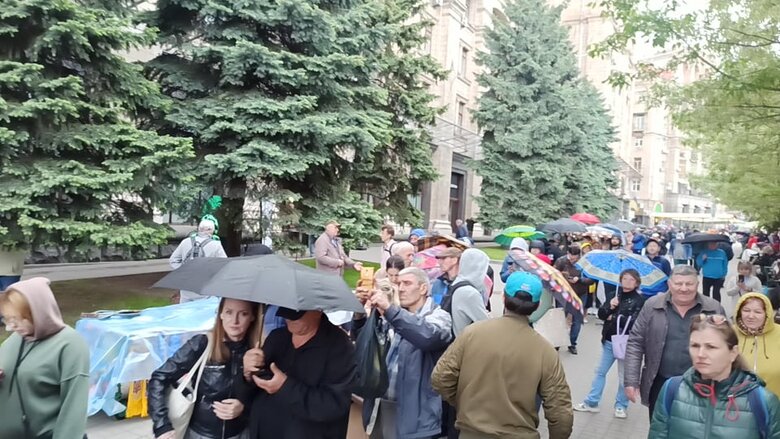 Понад 1200 українців стоять у черзі за маркою Русскій воєнний корабль… ВСЬО! 11