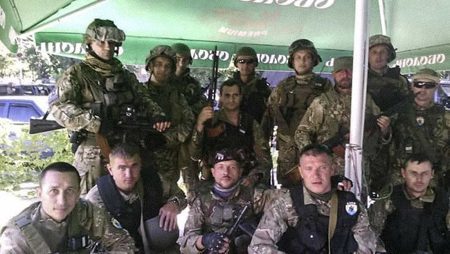 Мама молодшого сержанта міліції Романа Сокуренка (Сокола): Рома побіг витягати хлопців, коли в них стріляв снайпер. Вони йшли на перший штурм Іловайська 09