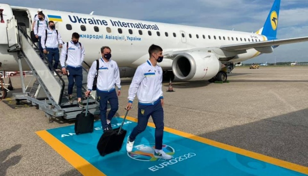 Збірна України з футболу прилетіла в Амстердам 01