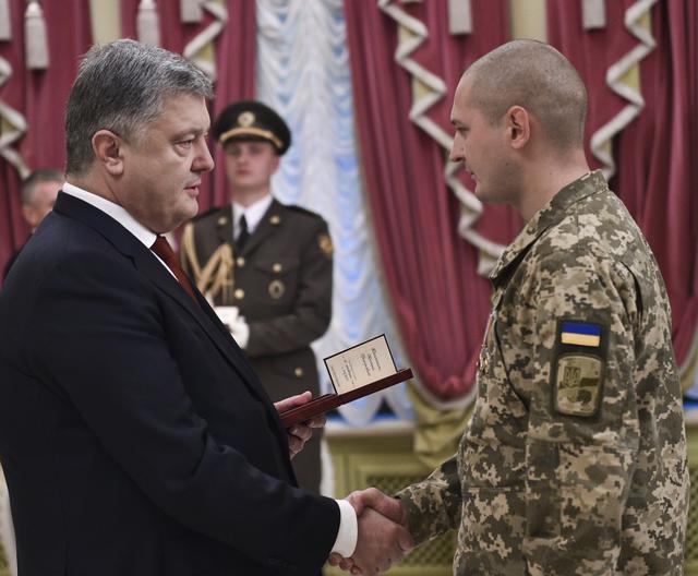 Порошенко вручив державні нагороди до Дня захисника України 02
