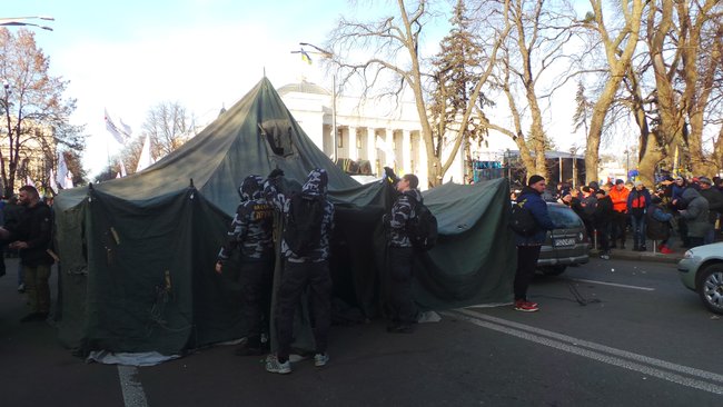Митингующие против рынка земли установили под Радой палатки 07