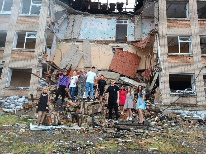 Последний звонок на руинах: девятиклассники из Любимовки Херсонской области попрощались со школой 02