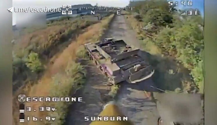 Дрони-камікадзе знищили російську евакуаційну бронемашину під час намагання відбуксирувати танк на ремонт. ВIДЕО