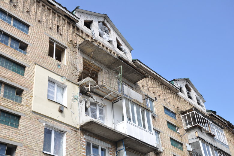 Розбомблені будинки, школа, бібліотека, вирви на дорогах та потрощені автомобілі: наслідки російської окупації в Макарові 07