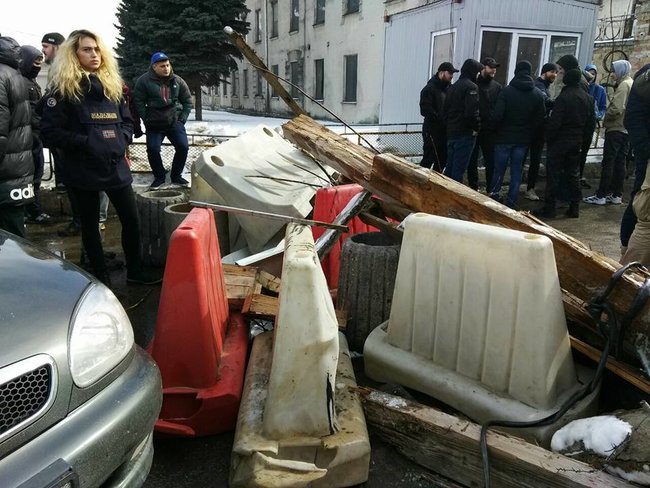 Полиция проводит обыски на базе полка Нацгвардии Азов в Киеве 04
