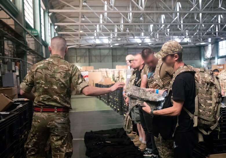 видача форми та спорядження військовим що прибули до Британії