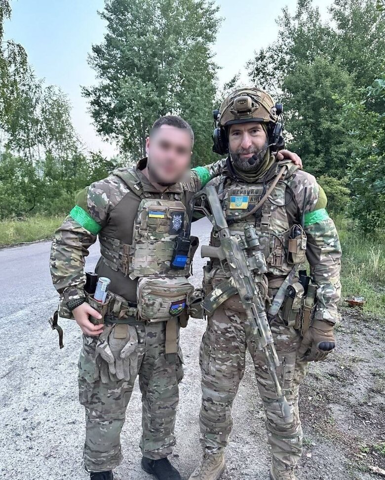 військові