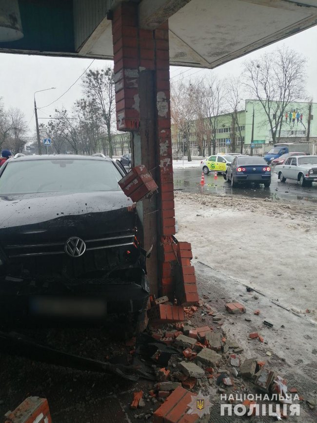 Автомобіль влетів у зупинку після зіткнення у Харкові, водія госпіталізували 01