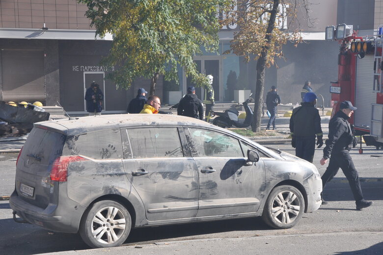 At site of kamikaze drone attack in Kyiv, rubble is being cleared 41