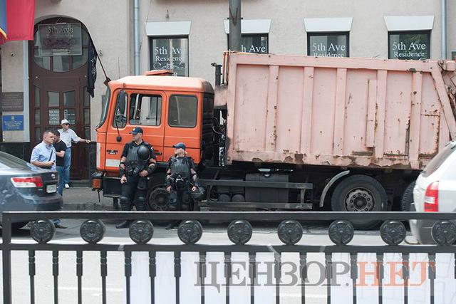 Митингующие остаются под Радой: некоторые активисты держат в руках биты и куриные яйца 10 Митингующие остаются под Радой: некоторые активисты держат в руках биты и куриные яйца 10