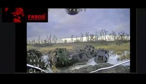 Украинские десантники из 46-й ОАМБр сожгли два танка и две ББМ врага, пытавшиеся переправиться через реку. ВИДЕО