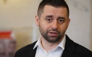 "Прошу не обісратись ще раз": Арахамія хоче, аби "слуги народу" не підтримувати проведення позачергового засідання щодо ФОПів. ФОТО
