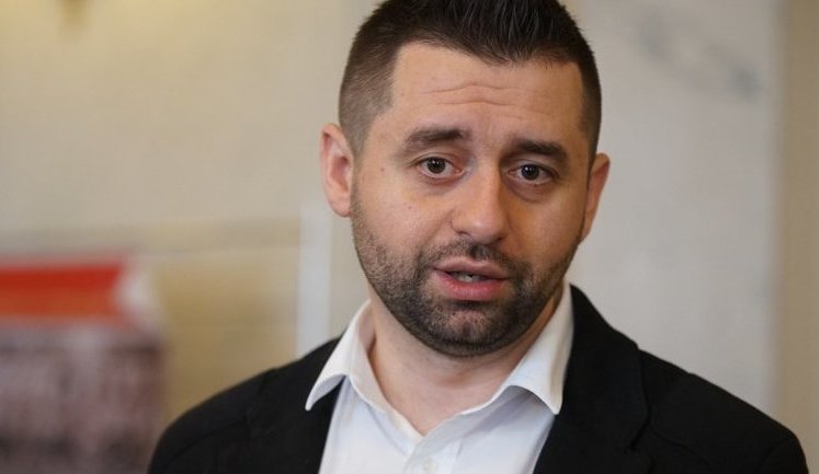 "Прошу не обісратись ще раз": Арахамія хоче, аби "слуги народу" не підтримувати проведення позачергового засідання щодо ФОПів. ФОТО