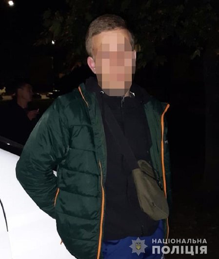 Двое подростков обрисовали палатки кандидата в депутаты Киевского горсовета 02