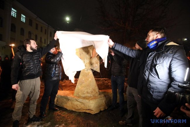 Памятник Героям Крут у Києві встановили у місці, звідки 100 років тому студенти і гімназисти вирушали на бій 06 Памятник Героям Крут у Києві встановили у місці, звідки 100 років тому студенти і гімназисти вирушали на бій 06