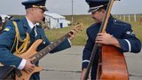 Музиканти оркестру ВПС США зіграють на урочистостях на честь Дня Незалежності. ВIДЕО