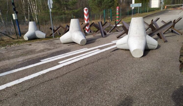 Польща почала встановлювати протитанкові загородження на кордоні з Росією та Білоруссю. ФОТО