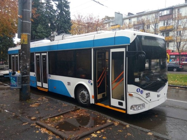 В Днепре из пневматики обстреляли троллейбус и маршрутку 02