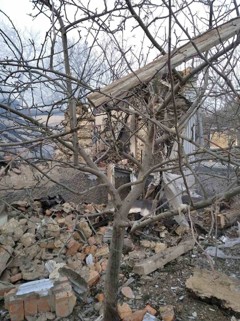 Occupiers hit residential building in Mykhailivka, Kherson region 04