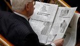 76-летний депутат ПР изучает "Секс по-восточному" и "Азбуку удовольствия" прямо в Раде. ФОТО