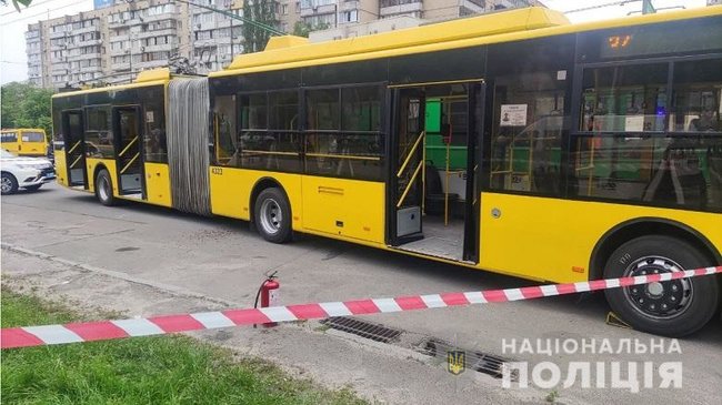 В Киеве мужчина бросил в троллейбус бутылку с зажигательной смесью, женщина-пассажир госпитализирована, - полиция 01