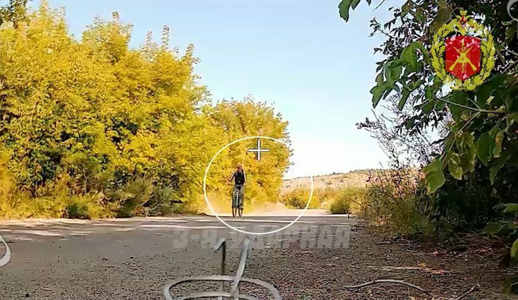 Рашисти вдарили FPV-дроном по цивільному велосипедисту на Донеччині та назвали це "знищенням живої сили". ВIДЕО