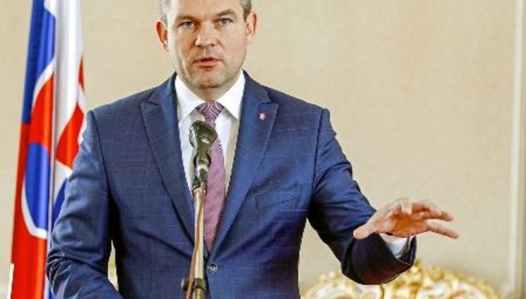 Украина готова была продать 2 млн масок и запросила оплату наличными, но заказ перехватил перекупщик из ФРГ, - премьер Словакии Пеллегрини
