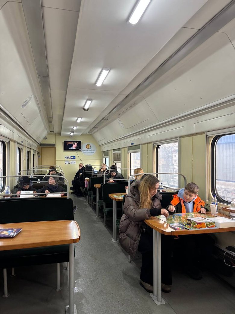 Укрзалізниця розгорнула вагони незламності