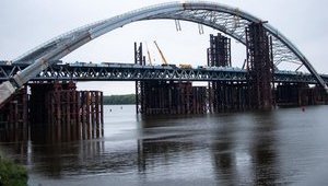 На Подольско-Воскресенском мосту демонтировали временные опоры и соединили между собой арки, - Белоцерковец. ФОТО
