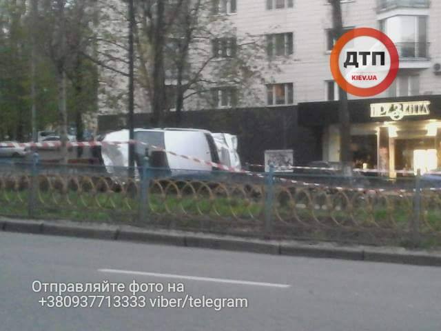 В центре Киева автомобиль вылетел с дороги и перевернулся 02