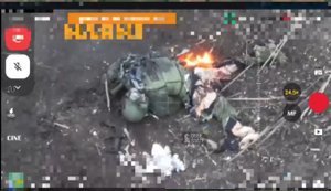 Український дрон ліквідував рашиста з прапором РФ та залишив його без кінцівок. ВIДЕО