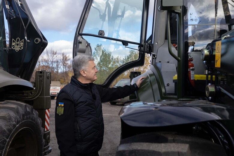 Петро Порошенко привіз допомогу на фронт