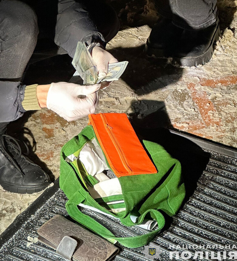 Поліція затримала на Чернігівщині адвокатку на хабарі у 200 000 гривень за статус непридатності до військової служби 01