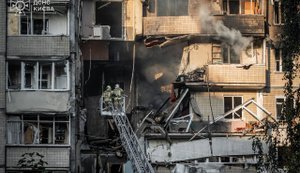 У Святошинському районі є обвал частини будинку, під завалами можуть бути люди. Локалізовано пожежу площею понад 1 тис.кв.м у Кабміні, - Клименко. ФОТОрепортаж
