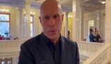 "Если ты сидишь в обосранных штанах, то нетрудно понять, что ты обосрался", - Кива о реакции Зеленского на плакат "Нет – политическим репрессиям!". ВИДЕО
